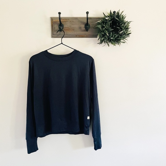 Vuori Tops - Vuori Blue Long Sleeve Crop Crew Top M